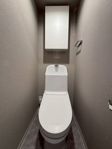 高殿コーポのトイレ|棚と温水洗浄便座付きで便利です。