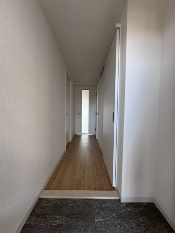 守口ハイライフA棟の玄関|お好みのシューズボックスやシューズラックを置いていただけます。