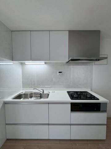 守口ハイライフA棟のキッチン|収納豊富なキッチンでお料理もスムーズです。