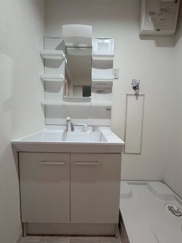 守口ハイライフA棟の独立洗面台|下部収納付きで清潔感のある洗面台です。
