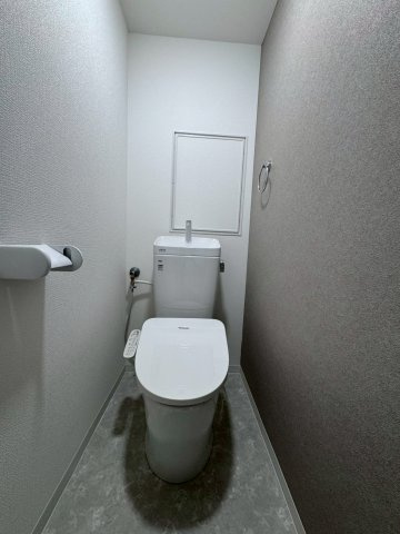 守口ハイライフA棟のトイレ|温水洗浄便座付きでトイレタイムも快適です。