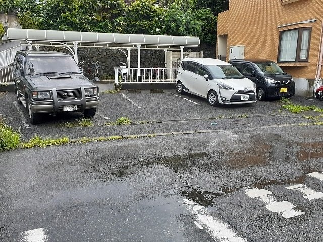 ニューベル湘南の駐車場