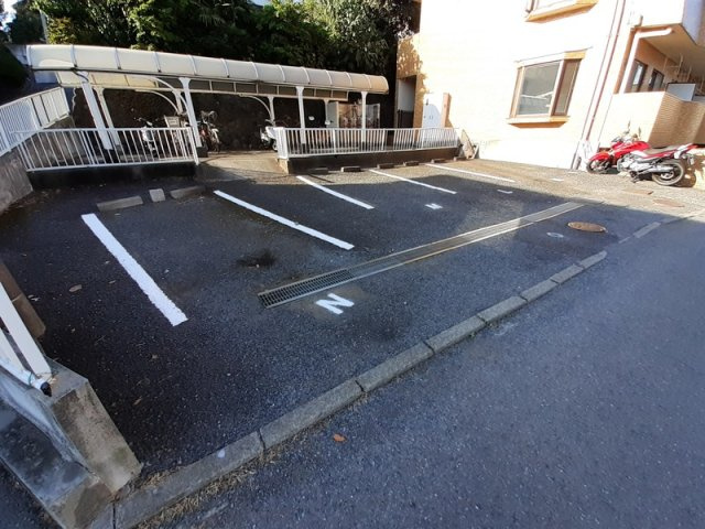 ニューベル湘南の駐車場