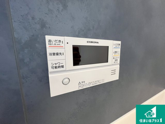 野洲市近江富士　第2期　新築一戸建てのキッチン|リビングと統一感があり、使い勝手のいいキッチン。広々としているので、二人並んで作業が出来ちゃいます。お子様と一緒に色々なお料理に挑戦できるスペースがあります。
