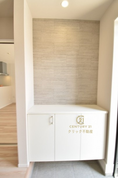 ケイアイフィット　水戸市渡里町　4期 　限定1棟！の玄関|たっぷり収納できるシューズボックスで玄関もスッキリ！扉の中は可動棚。靴に合わせて使い方自由です。