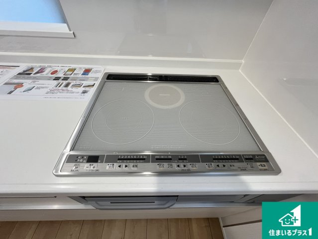 野洲市近江富士　第2期　新築一戸建てのその他|火を使わないので、安心なＩＨコンロ！でこぼこが無い構造なので、掃除もしやすく清潔に保てます！