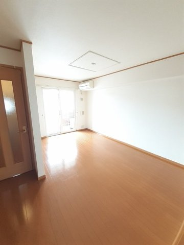 熊本市北区楡木４丁目のアパートの居間・リビング|使いやすい居間です