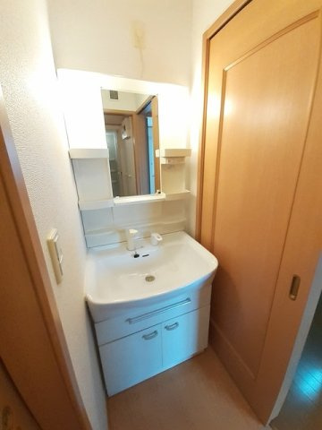 熊本市北区楡木４丁目のアパートの洗面所|明るい洗面所です