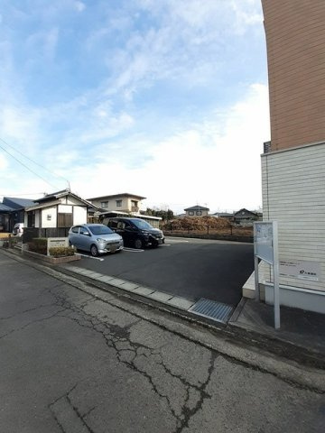合志市須屋のアパートの駐車場|車をお持ちの方に嬉しい駐車場付きの物件です