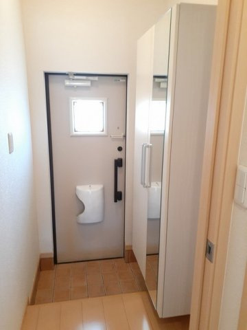 菊池郡菊陽町花立３丁目のアパートの玄関|収納もある玄関です