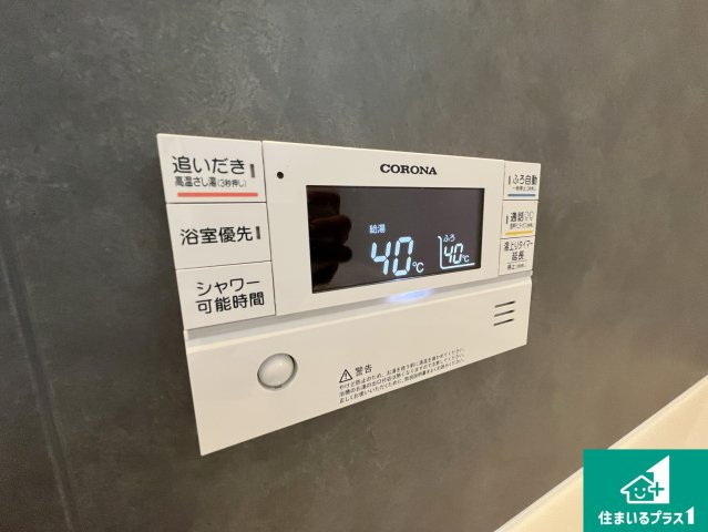 野洲市近江富士　第2期　新築一戸建てのキッチン|リビングと統一感があり、使い勝手のいいキッチン。広々としているので、二人並んで作業が出来ちゃいます。お子様と一緒に色々なお料理に挑戦できるスペースがあります。