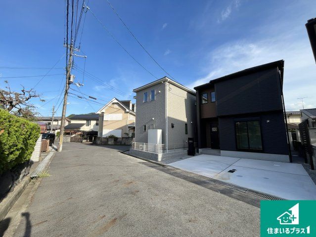 野洲市近江富士　第2期　新築一戸建ての前面道路含む現地写真|周辺は閑静な住宅街！前面道路広々で車の出し入れも便利です。駐車が苦手な方でも安心して車庫入れできます！