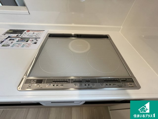 野洲市近江富士　第2期　新築一戸建てのその他|火を使わないので、安心なＩＨコンロ！でこぼこが無い構造なので、掃除もしやすく清潔に保てます！