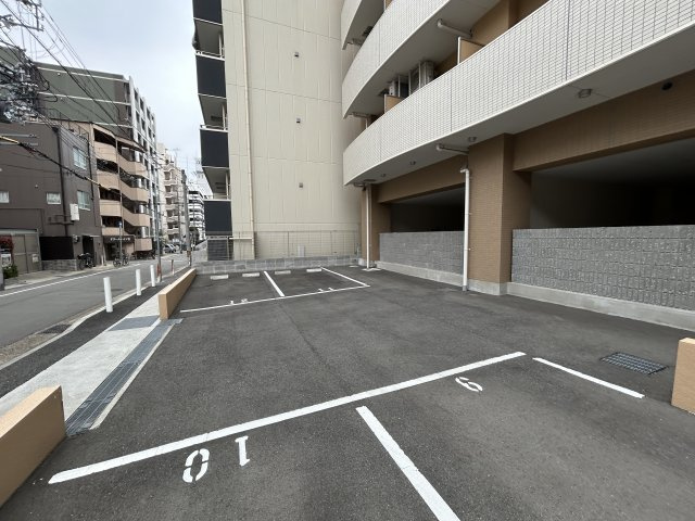 セレニテ三宮プリエの駐車場