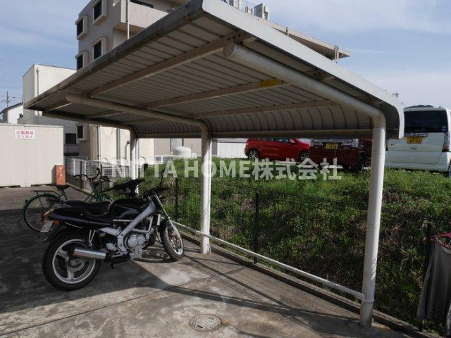 メゾン ラ トゥール　Ｂ棟のその他共用部分|屋根付きの駐輪場は無料です♪