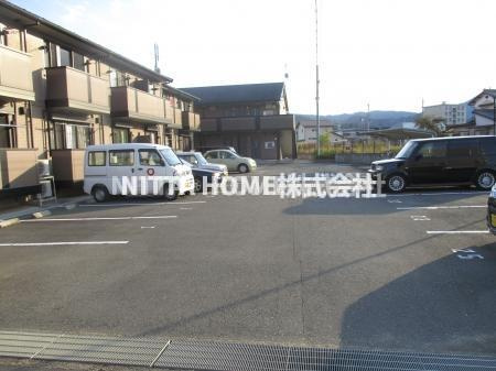 メゾン ラ トゥール　Ｂ棟の駐車場|敷地内に駐車場も完備★
