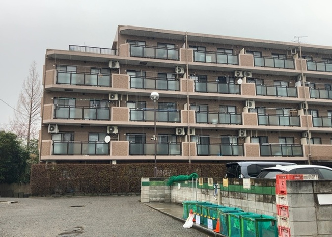 【外観】 | センチュリー八王子ひよどり山 | 隣家の土地はどうなっているのか、生活利便施設が近くにあるのか、学校まで近いかなど、お客様のライフスタイルにあわせたイメージが重要です。また、近くにあると困る施設が近くにないかも確認するといいでしょう。