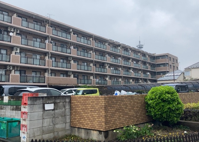【外観】 | センチュリー八王子ひよどり山 | 外観はマンション管理がされているかの目安になります。築年数が古いと、壁面は劣化してひび割れが生じることも！建物が古びていても細かいところが修繕されていると、きちんと管理されているなぁと感じるでしょう。