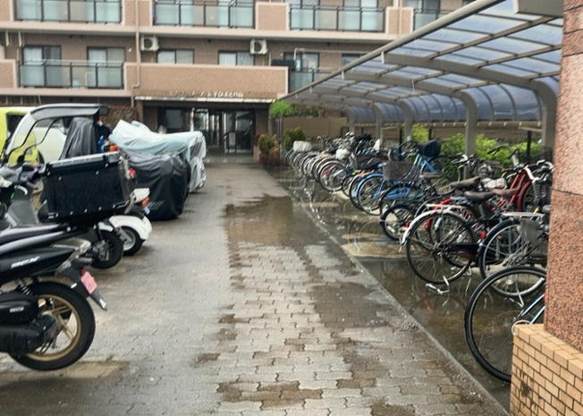 【駐車場】 | センチュリー八王子ひよどり山 | 車一台あたりに必要なスペースは、標準サイズの普通自動車で横幅2m50cm、長さ5mは必要になります。ただし、乗降のことも考慮して横幅3m30cm、長さ5m50cmほどは確保できるところを選びましょう。