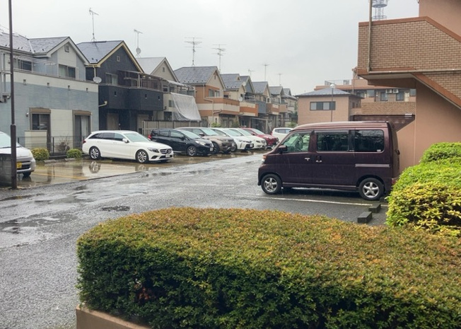 【駐車場】 | センチュリー八王子ひよどり山 | 駐車場と明記されていても、最小スペースでつくられた駐車場だと大型車は駐車できなかったり、出入りしにくくなったりする可能性があります。お車のサイズと購入したい物件の駐車場のサイズを現地で確認しましょう。