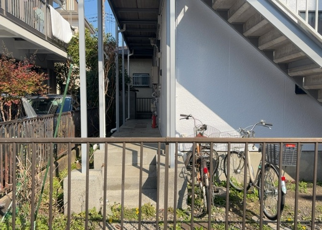 【外観】 | メゾン上田 | 土地の形が極端に長細かったり、狭小地、あるいは道路との高低差がある傾斜地だった場合、後々売ろうとしても買い手がつかない場合もあります。後々、売却することになった時に価値の下がらない土地を選びましょう。