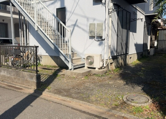 【外観】 | メゾン上田 | 家を建てる場合、方位は要チェックです。現実的に日当たりのよい家ならばリビングは南側、建築基準法でも北側に当たる家への配慮は求められています。土地を見学に行く際は、方位磁針を持って行くようにしましょう。