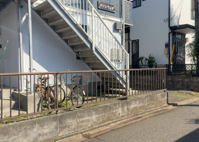 【外観】 | メゾン上田 | 土地の前の道路に消火栓が設置されていることがあります。この場合、道路交通法第45条第1項により、駐車禁止の場所が指定されています。そのため、車庫などの駐車スペースをつくることができない場合があります。