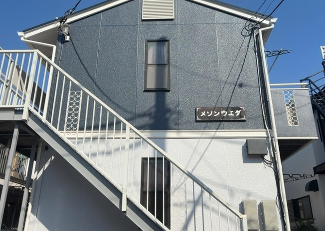 【外観】 | メゾン上田 | 現地に行くなら、物件の周囲の地形がどうなっているかを見ることも大切です。周辺より低くなっている土地では、大雨などで水が集まりやすいため、地盤が弱くなっているということも考えられるため、注意が必要です。
