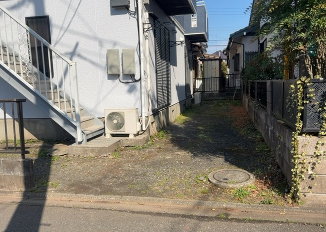 【外観】 | メゾン上田 | 土地購入を検討されている場合、境界杭がない状態で購入してしまうと境界確定測量をする必要があり、費用がかかります。購入の前に、売主、隣土地所有者立ち合いのもと境界を確定し境界杭を設置するのがベストです。