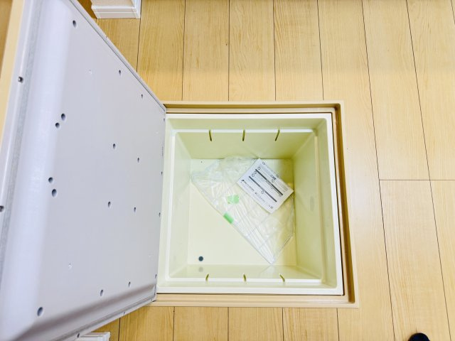 柏市花野井新築戸建【花野井小学校:7分】のキッチン|キッチン床下収納