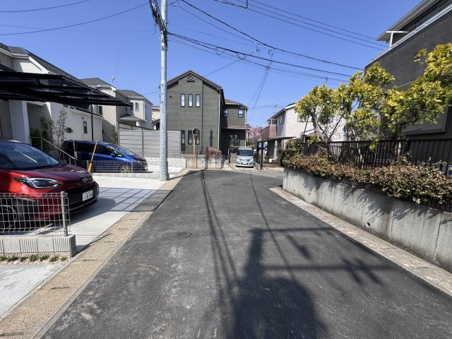 柏市花野井新築戸建【花野井小学校:7分】の前面道路含む現地写真|北側前面道路・幅員約5ｍ
