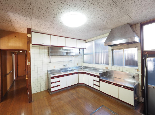 高知市瀬戸西町1丁目　サンルーム付き中古戸建てのキッチン|窓が多く、明るく換気もしやすいキッチン