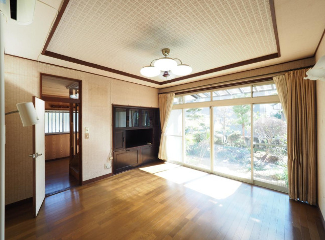 高知市瀬戸西町1丁目　サンルーム付き中古戸建ての居間・リビング|リビングから庭を望む、贅沢なひととき★
