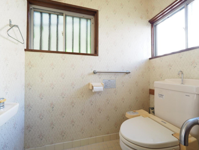 高知市瀬戸西町1丁目　サンルーム付き中古戸建てのトイレ|1階・2階にトイレ完備、忙しい朝もスムーズ♪
