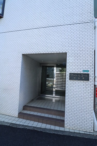 マートルコート中目黒の外観|住環境良好な立地に建つ新耐震基準マンション、マートルコート中目黒は即日現地案内となっておりますので、お気軽にお問い合わせください！