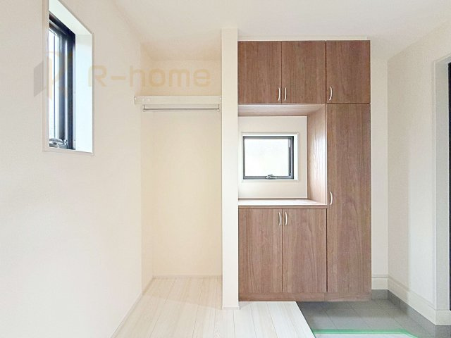 ひたちなか市阿字ヶ浦町　新築戸建て　1号棟の玄関|玄関横に便利な収納スペース！アウターを収納してお出かけ準備を楽に♪