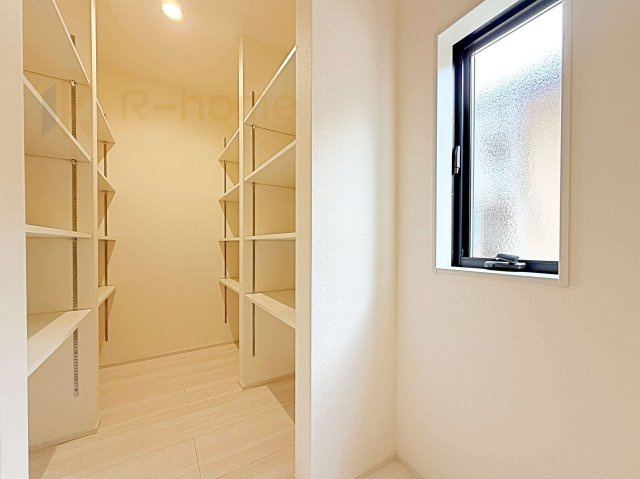 ひたちなか市阿字ヶ浦町　新築戸建て　1号棟の収納|キッチンにはパントリーを設置！キッチン回りの整理整頓の悩みも解決♪