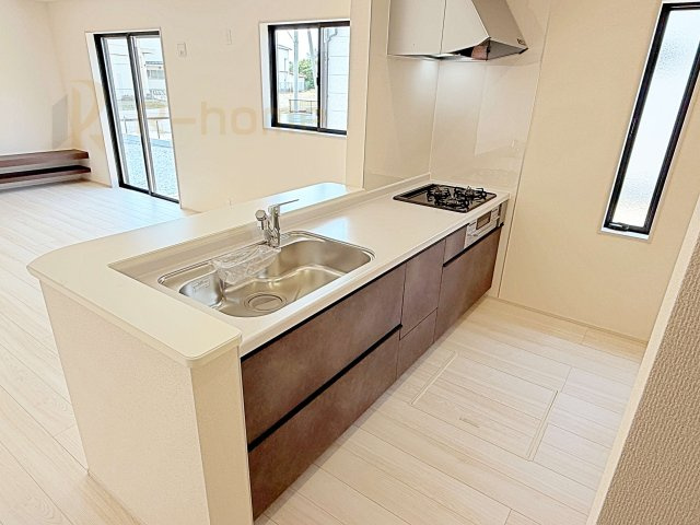 ひたちなか市阿字ヶ浦町　新築戸建て　1号棟のキッチン|料理をしながら家族とコミュニケーションが取れる対面式システムキッチン。