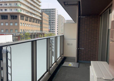 【バルコニー】 | ミオカステーロ八王子Ⅱ | バルコニーは、室外の専用スペースのうち、「屋根がなく開放された空間」であるものを指します。ベランダより広いタイプのものが多く、日当たりもよいため家庭菜園などを楽しみたい人にとって適した環境となります。