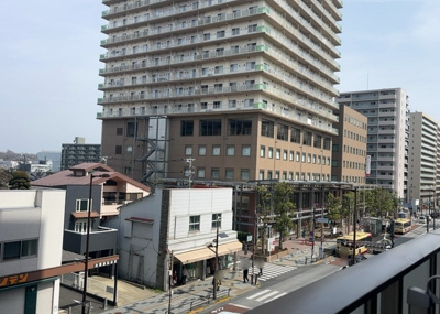 【展望】 | ミオカステーロ八王子Ⅱ | 眺望の良さを楽しめるダイニングキッチンで家族団らんの時間を過ごしてはいかがでしょうか。バルコニーから見える景色を家族で眺める時間は、時間が経つのを忘れてしまいそうですね。是非、現地を見に行きましょう！