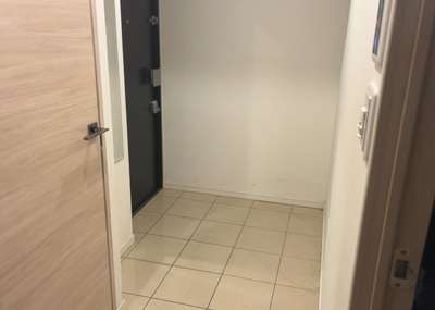 【玄関】 | ミオカステーロ八王子Ⅱ | 玄関は家の顔でもあり、家族以外の目にも止まる場所です。玄関は外との間を仕切る扉、靴などをしまっておく収納スペース、靴脱ぎのたたきスペース、来客とのやり取りをするドアホンなど複数のアイテムからなります。