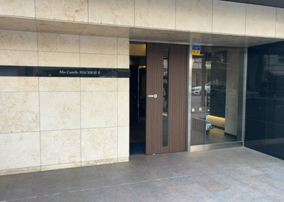 【エントランス】 | ミオカステーロ八王子Ⅱ | マンションのエントランスには、もともと風よけや防犯の役割がありますが、マンションによって宅配ボックスなどの設備が備わっている所もあります。日々の生活をイメージしながら生活しやすさをチェックしましょう。