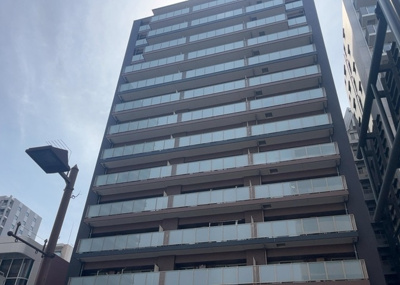 【外観】 | ミオカステーロ八王子Ⅱ | 外観はマンション管理がされているかの目安になります。築年数が古いと、壁面は劣化してひび割れが生じることも！建物が古びていても細かいところが修繕されていると、きちんと管理されているなぁと感じるでしょう。