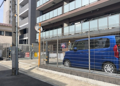 【駐車場】 | ミオカステーロ八王子Ⅱ | 車一台あたりに必要なスペースは、標準サイズの普通自動車で横幅2m50cm、長さ5mは必要になります。ただし、乗降のことも考慮して横幅3m30cm、長さ5m50cmほどは確保できるところを選びましょう。