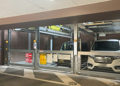 【駐車場】 | ミオカステーロ八王子Ⅱ | 駐車場と明記されていても、最小スペースでつくられた駐車場だと大型車は駐車できなかったり、出入りしにくくなったりする可能性があります。お車のサイズと購入したい物件の駐車場のサイズを現地で確認しましょう。