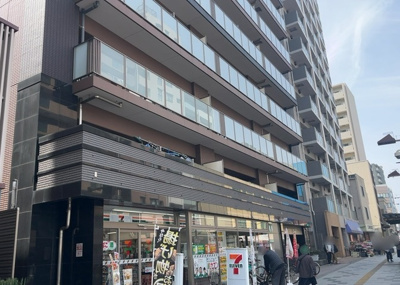 【中庭】 | ミオカステーロ八王子Ⅱ | 中庭（パティオ）とは、一つの建築物の内部に設けられた、壁などで囲われている庭のことを指します。コの字型、ロの字型が主流ですが、L字型の中庭もあります。最近では、インテリア性の高さからも人気があります。