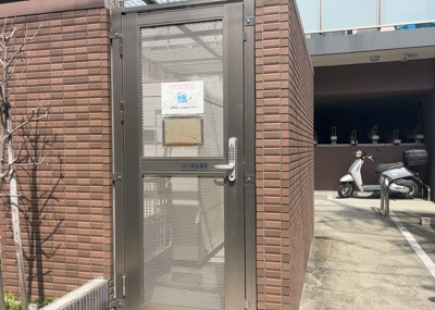 【設備】 | ミオカステーロ八王子Ⅱ | 共有部分は、住民なら誰もが使える設備のこと。例えば駐車場やエレベーター、インターネット設備、セキュリティ設備などがあります。他にも、マンションの廊下・外部階段やエントランス・ゴミ置き場などがあります。