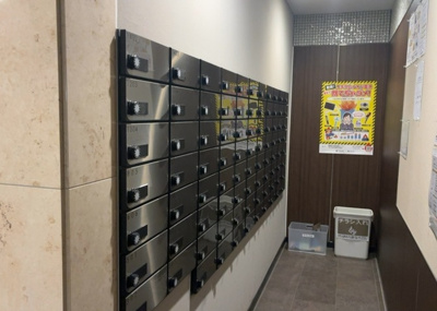 【設備】 | ミオカステーロ八王子Ⅱ | エントランス付近に設置されている集合ポストは、住んでいる部屋と離れているため、ポストをあさるなど誰かに何かされていても被害に気づきにくいです。入居する時には他人に特定されにくい番号で鍵をかけましょう！