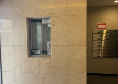 【受付】 | ミオカステーロ八王子Ⅱ | 受付はマンションコンシェルジュがいる場合もあれば、管理人が滞在する小部屋を総称して呼ぶことがあります。主にエントランスに設置されていることから、防犯面でも期待ができます。防犯設備がない場合はより安心！