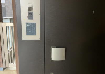 【防犯設備】 | ミオカステーロ八王子Ⅱ | 当然のことではありますが、オートロックやセンサーライト、ホームセキュリティーなどの防犯設備があれば、小さいお子様がいるご家庭も安心ですよね！まず物件購入の際は、防犯設備もチェックするようにしましょう。